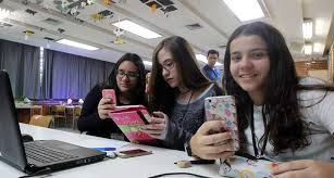 Celular em sala desafia dia a dia de professores, dizem pesquisadores