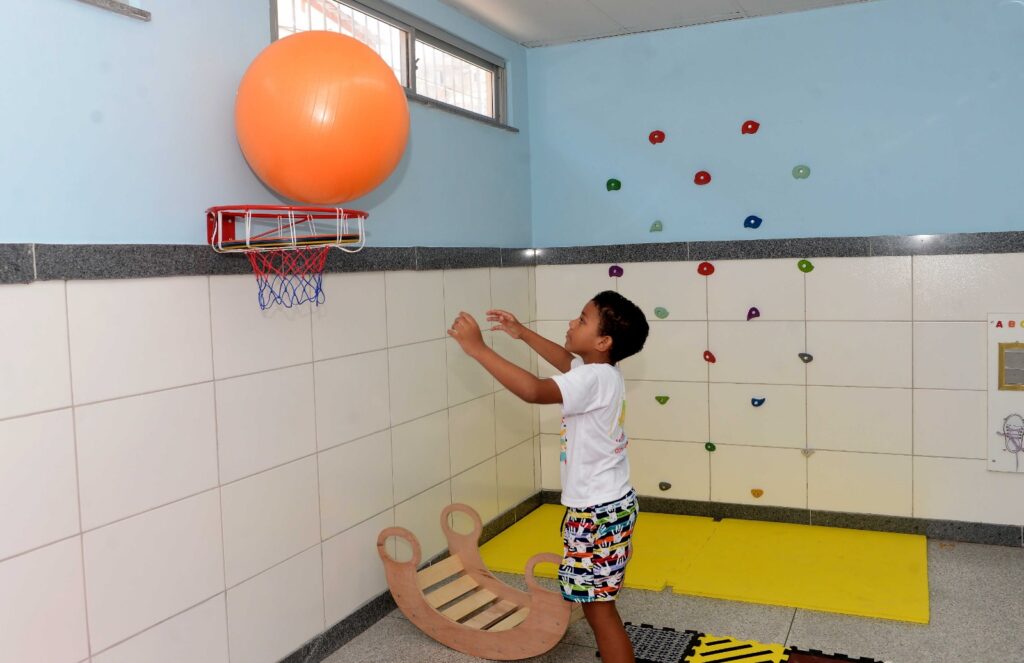 Sala sensorial de escola municipal no Pau Mido melhora aprendizado de alunos com deficincia