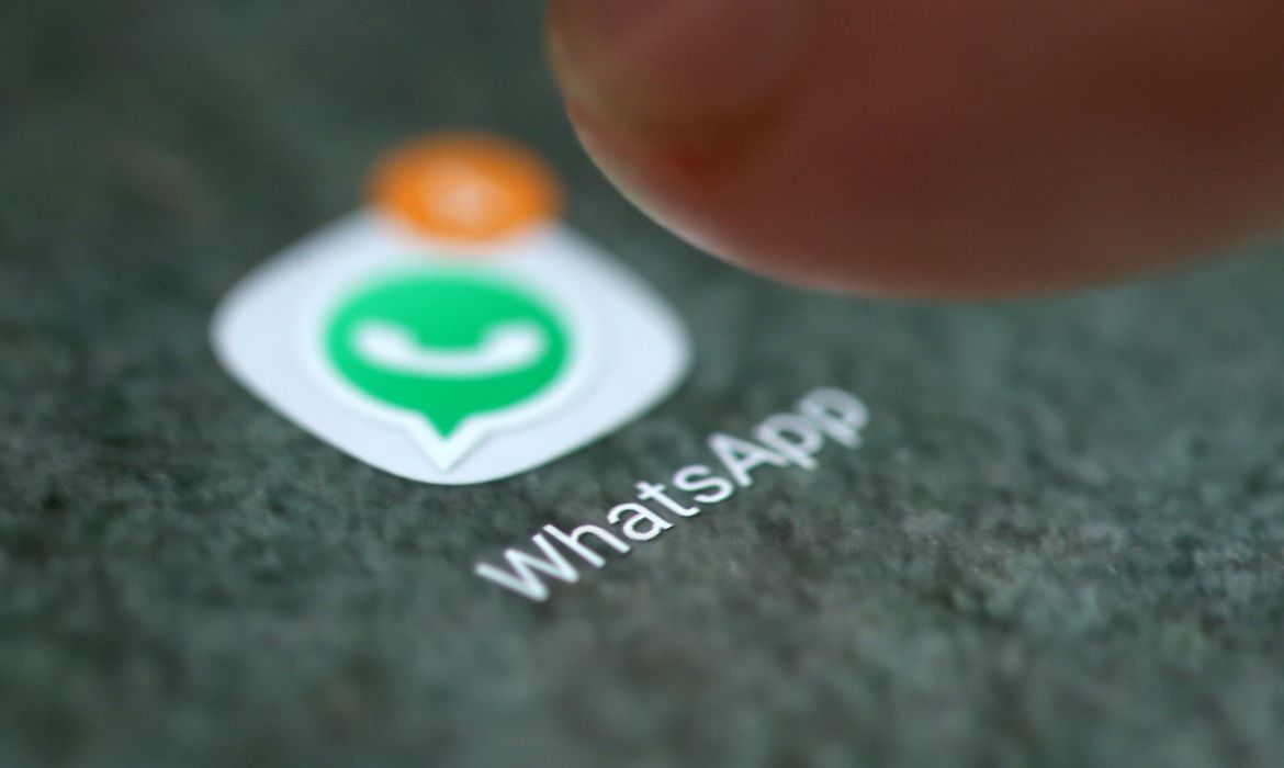 Adiamento de comunidades no WhatsApp � decis�o global, diz ministro