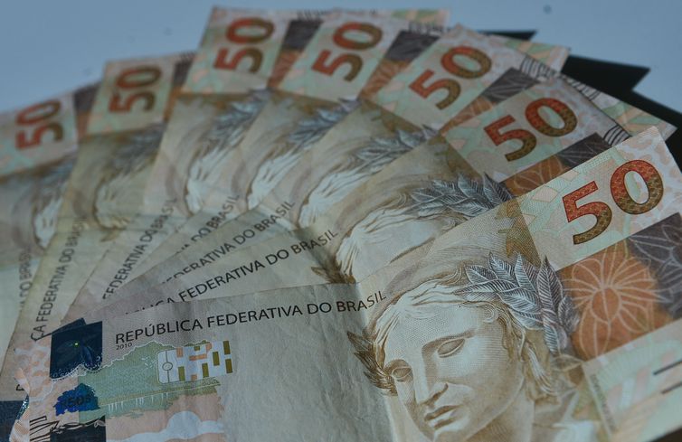 Brasileiro não consegue pagar gastos de início do ano com o que ganha
