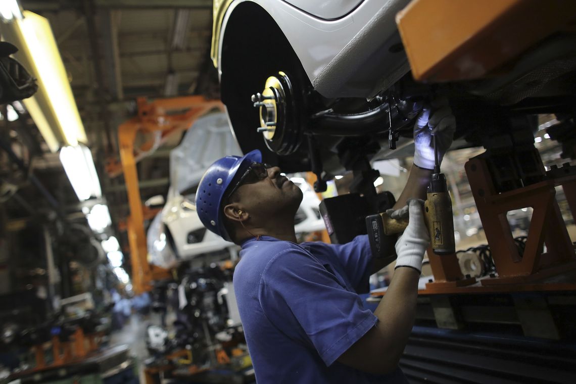 Produção industrial cai 0,2% de abril para maio, diz IBGE