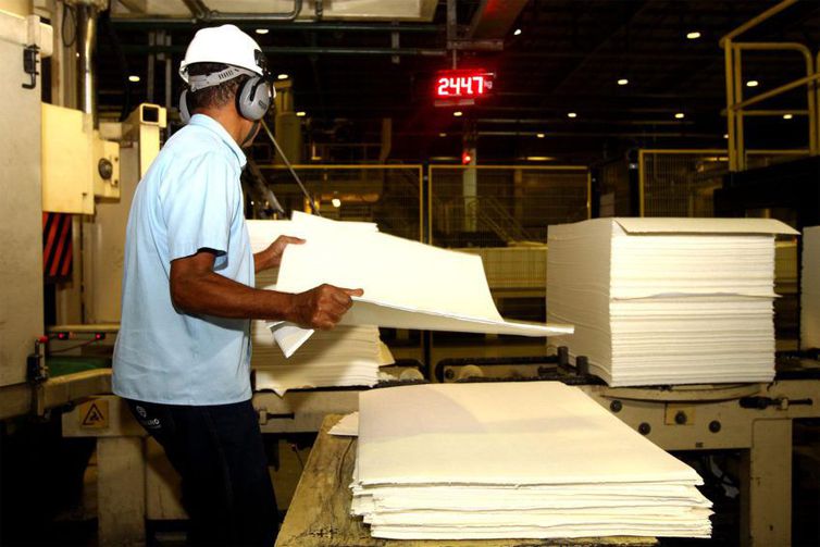 Produção industrial tem alta de 1,1%, diz IBGE
