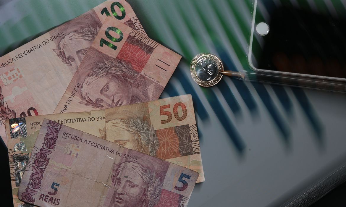 Já está em vigor o novo salário mínimo de R$ 1.212