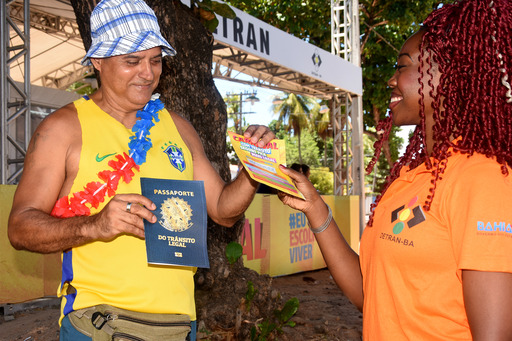 Campanha do Detran distribui Passaporte do Trânsito Legal