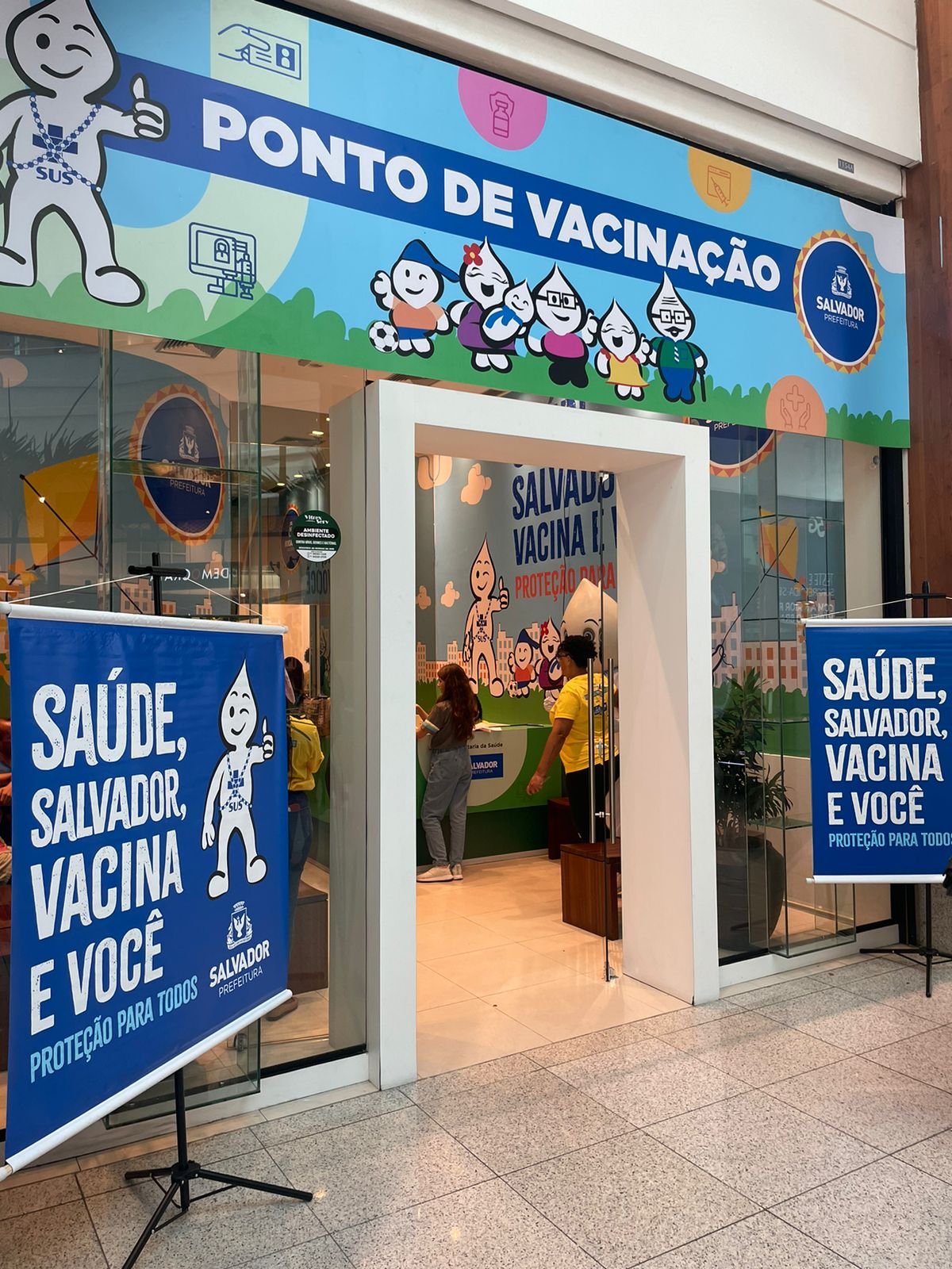 Ao Salvador Contra a Dengue nos shoppings aplica 950 doses da vacina contra a doena