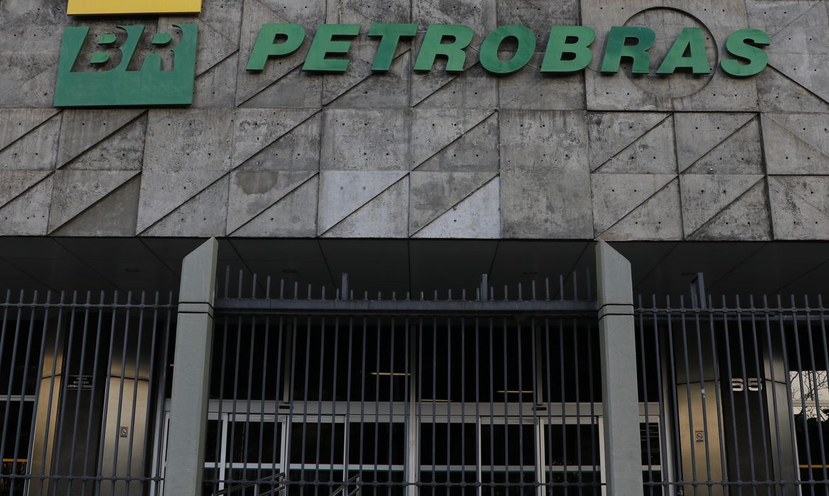 Petrobras aprova nova diretriz de forma��o de pre�os dos combust�veis