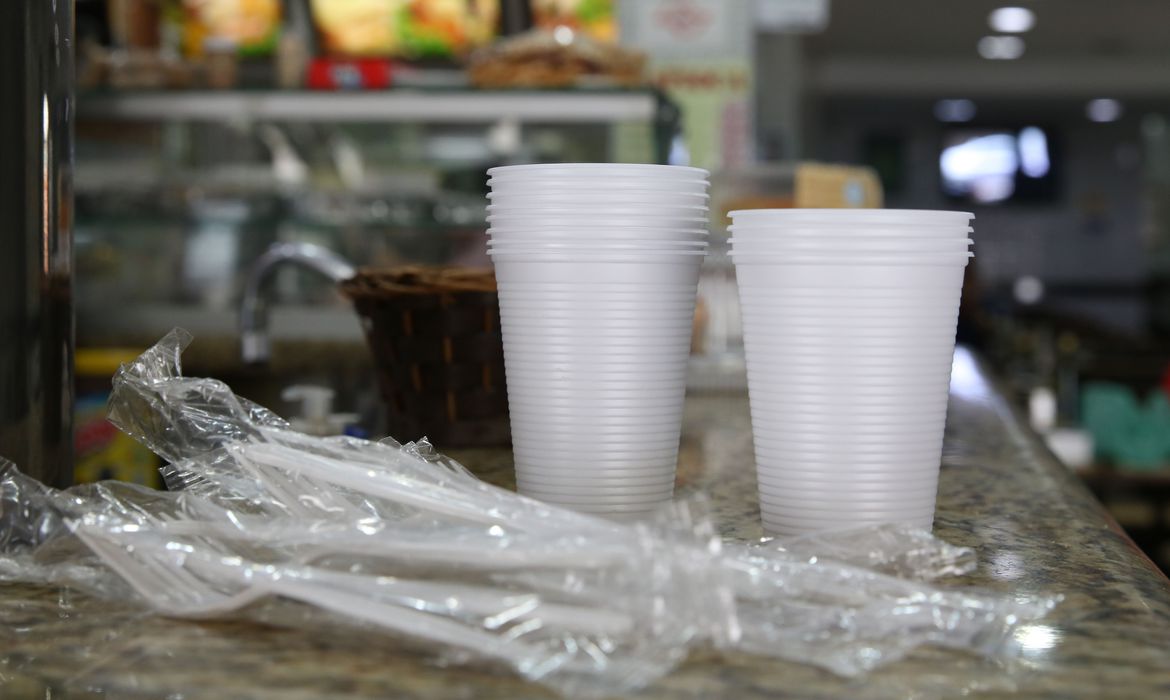 Justiça suspende lei que proíbe copos e talheres de plástico em SP
