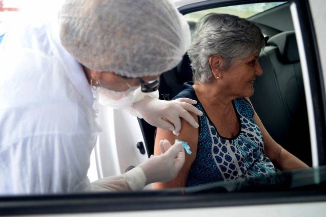 Vacinação contra Covid-19 será exclusiva para idosos neste domingo (7)