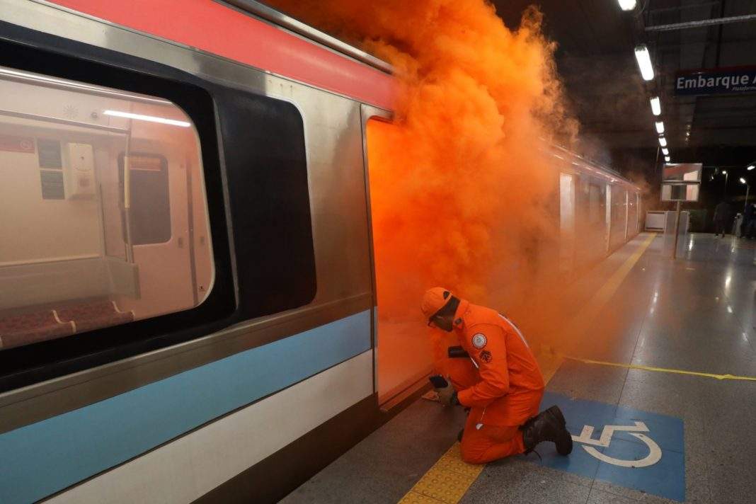 Corpo de Bombeiros faz simulado com explosivos no metrô de Salvador