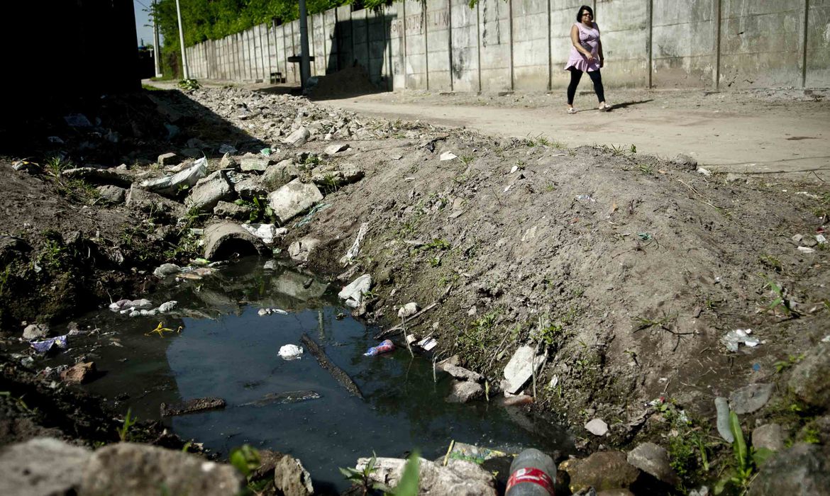 Quase 2 mil municípios brasileiros não têm rede coletora de esgoto, diz MDR