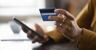 Juros do cartão de crédito sobem e atingem 421,3% ao ano em março
