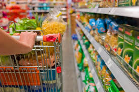 Intenção de consumo das famílias recua 1,7% em julho, diz CNC