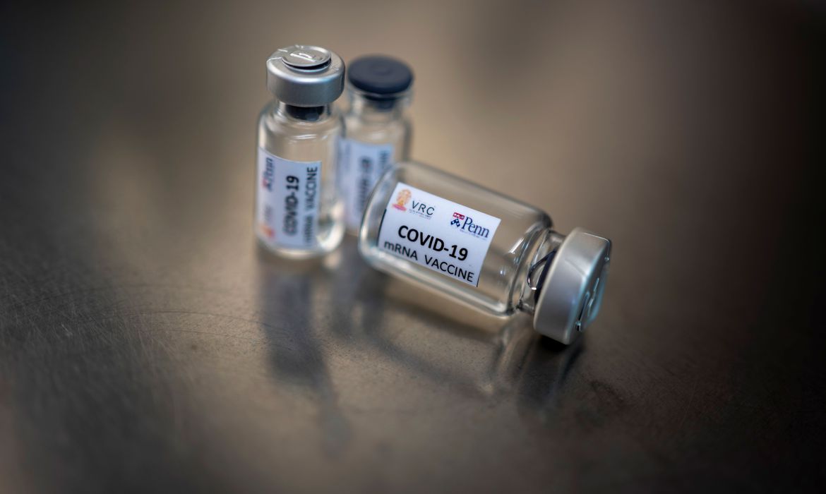 Suspensão de teste de vacina deixa cronograma indefinido