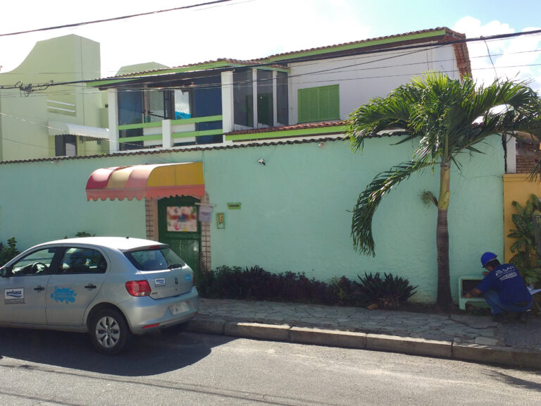 Equipes da Embasa flagram clube esportivo e creche utilizando água de forma irregular