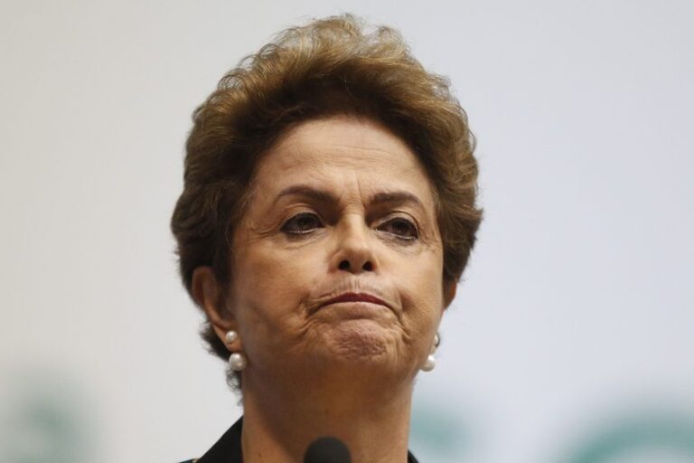 Dólar cai e ações sobem com espera por afastamento de Dilma