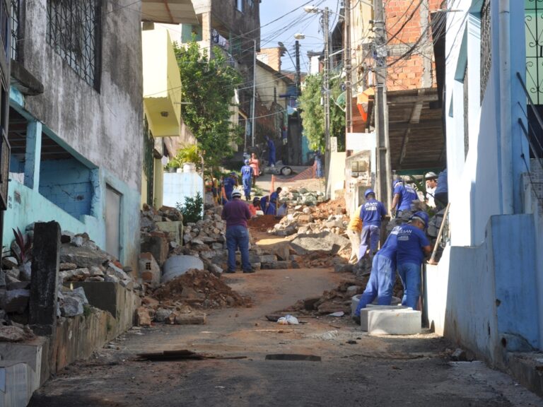 Embasa identifica mais de 40 fraudes em ligações de água em uma única rua