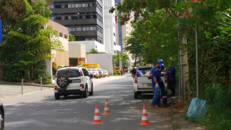 Embasa retira rede clandestina no Caminho das Ãrvores