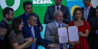 Lula sanciona com vetos lei que desonera 17 setores da economia