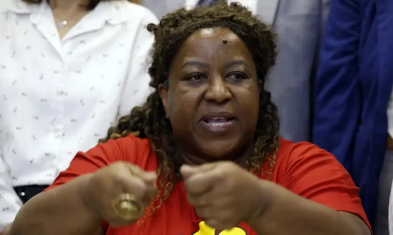 Ministra quer perícia independente após reunião com famílias no Rio