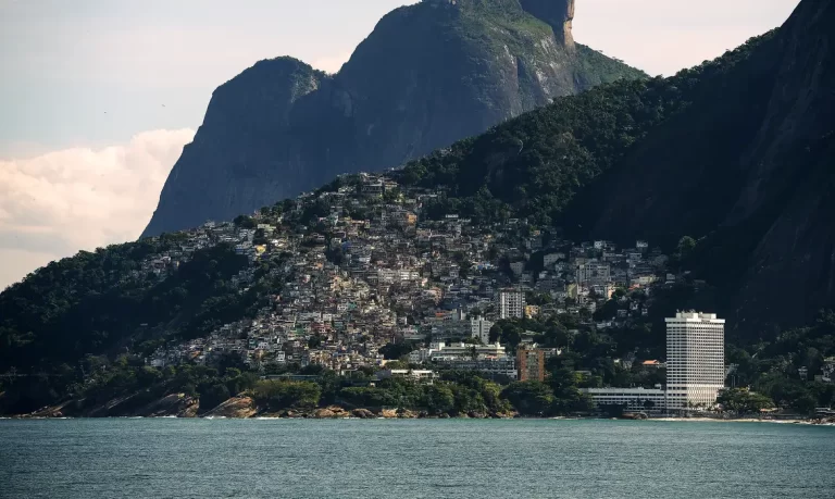 Projeto qualifica mototaxistas das favelas do Rio para turismo