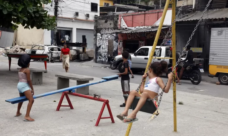 Tiroteios constantes afetam o crescimento de crianças em comunidades